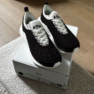 NWT APL Zipline chocolate/ivory/ivory size 8 women’s